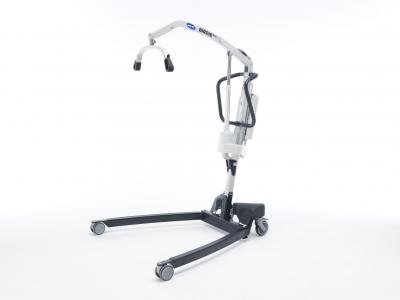 Patientenlifter Invacare Birdie EVO PLUS mit geöffneter Fahrgestellspreizung